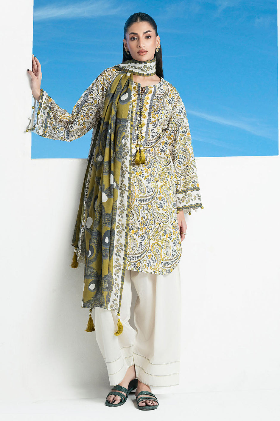 3 Piece Printed Lawn Suit with Embroidered Organza Neckline